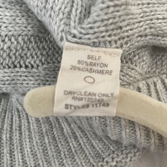 Mystree Light Gray/Off White Cashmere Blend Pullover Sweater, Size Medium - Picture 4 of 11